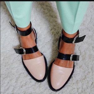 INCH2 Buckle Strap Caviar Leather Flats